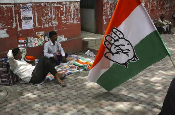 ਕਾਂਗਰਸ ਪਾਰਟੀ ਦੇ ਝੰਡੇ ਤੇ ਹੋਣ ਪ੍ਰਚਾਰ ਸਾਮਗਰੀ ਵੇਚਣ ਵਾਲੇ ਕਾਂਗਰਸ ਪਾਰਟੀ ਦੇ ਦਿੱਲੀ ਦਫਤਰ ਬਾਹਰ ਬੇਕਾਰ ਬੈਠੇ ਹਨ।