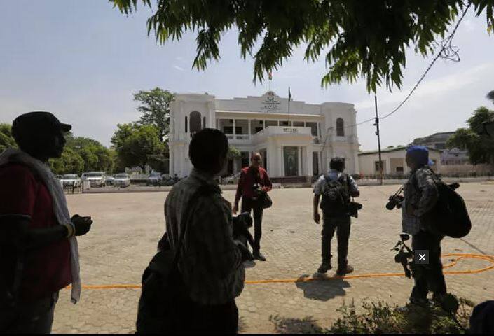 ਲਖਨਊ ‘ਚ ਸੁਨਸਾਨ ਕਾਂਗਰਸ ਪਾਰਟੀ ਮੁੱਖ ਦਫਤਰ ਦੇ ਬਾਹਰ ਪੱਤਰਕਾਰ ਖੜ੍ਹੇ ਨਜ਼ਰ ਆ ਰਹੇ ਹਨ। ਇਸ ਤੋਂ ਇਲਾਵਾ ਇੱਥੇ ਕਿਸੇ ਦਾ ਨਾਮੋ-ਨਿਸ਼ਾਨ ਨਹੀਂ ਹੈ।