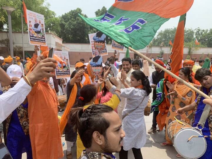 ਬੀਜੇਪੀ ਨੇ ਹੁਣ ਤਕ ਦਾ ਸਭ ਤੋਂ ਚੰਗਾ ਪ੍ਰਦਰਸ਼ਨ ਕਰਦੇ ਹੋਏ 300 ਸੀਟਾਂ ‘ਤੇ ਜਿੱਤ ਦਰਜ ਕੀਤੀ ਹੈ। ਦੇਸ਼ ‘ਚ ਬੀਜੇਪੀ ਦੇ ਸਮਰੱਥਕ ਜਸ਼ਨ ਮਨਾ ਰਹੇ ਹਨ।