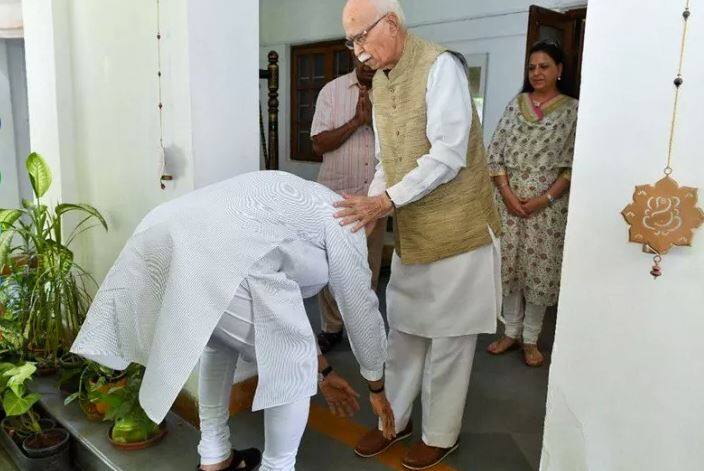 ਪੀਐਮ ਮੋਦੀ ਨੇ ਐਲਕੇ ਅਡਵਾਨੀ ਨੂੰ ਮਿਲਦੇ ਹੋਏ ਉਨ੍ਹਾਂ ਦੇ ਪੈਰ ਛੂਹ ਕੇ ਆਸ਼ੀਰਵਾਦ ਲਿਆ।