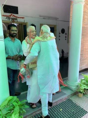 ਨਰੇਂਦਰ ਮੋਦੀ ਤੇ ਅਮਿਤ ਸ਼ਾਹ ਭਾਜਪਾ ਦੇ ਸੀਨੀਅਰ ਨੇਤਾ ਮੁਰਲੀ ਮਨੋਹਰ ਜੋਸ਼ੀ ਨੂੰ ਵੀ ਮਿਲੇ।