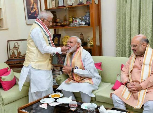 ਇਸ ਮੁਲਾਕਾਤ ਦੌਰਾਨ ਪੀਐਮ ਮੋਦੀ, ਜੋਸ਼ੀ ਦੇ ਹੱਥੋਂ ਮਿਠਾਈ ਖਾਂਦੇ ਤੇ ਉਨ੍ਹਾਂ ਨੂੰ ਗੱਲ ਲਾਉਂਦੇ ਨਜ਼ਰ ਆਏ।