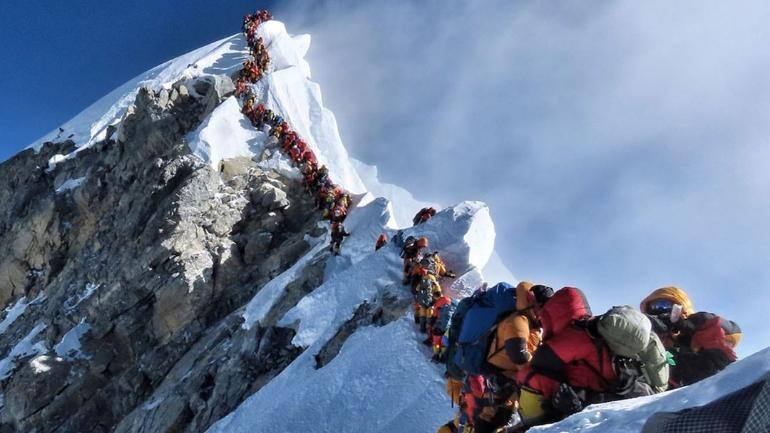 Human traffic jam atop Mount Everest's 