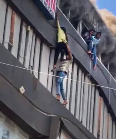 ਕੋਚਿੰਗ ਲੈ ਰਹੇ 20 ਬੱਚੇ ਤੇ ਇੱਕ ਅਧਿਆਪਕਾ ਨੇ ਹਾਦਸੇ ਵਿੱਚ ਆਪਣੀ ਜਾਨ ਗਵਾ ਦਿੱਤੀ। ਬੱਚੇ ਆਪਣੀ ਜਾਨ ਬਚਾਉਣ ਲਈ ਬੱਚੇ ਚੌਥੀ ਮੰਜ਼ਲ ਤੋਂ ਕੁੱਦੇ, ਪਰ ਫਿਰ ਵੀ ਉਨ੍ਹਾਂ ਨੂੰ ਜ਼ਿੰਦਗੀ ਨਹੀਂ, ਬਲਕਿ ਮੌਤ ਹੀ ਮਿਲੀ।