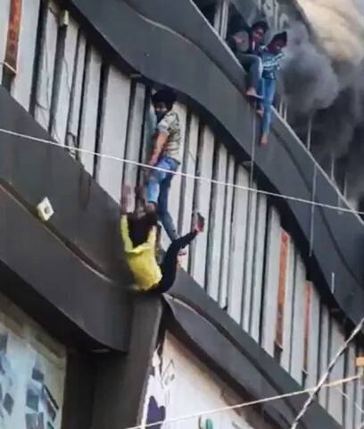 ਚਸ਼ਮਦੀਦਾਂ ਦੀ ਵੀਡੀਓ ਮੁਤਾਬਕ ਹਾਦਸੇ ਦੇ ਤੁਰੰਤ ਬਾਅਦ ਸੱਦੀ ਫਾਇਰ ਬ੍ਰਿਗੇਡ ਵੀ ਬੱਚਿਆਂ ਨੂੰ ਬਚਾ ਨਹੀਂ ਸਕੀ। 