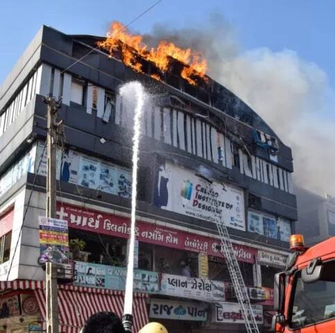 ਲੋਕਾਂ ਨੇ ਦੱਸਿਆ ਕਿ ਇੱਕ ਤਾਂ ਫਾਇਰ ਬ੍ਰਿਗੇਡ ਕੋਲ ਜਾਲ ਮੌਜੂਦ ਨਹੀਂ ਸੀ ਤੇ ਦੂਜਾ ਉਨ੍ਹਾਂ ਕੋਲ ਮੌਜੂਦ ਪੌੜੀ ਇੰਨੀ ਛੋਟੀ ਸੀ ਕਿ ਚੌਥੀ ਮੰਜ਼ਲ ਤਕ ਪਹੁੰਚ ਹੀ ਨਾ ਸਕੀ। 