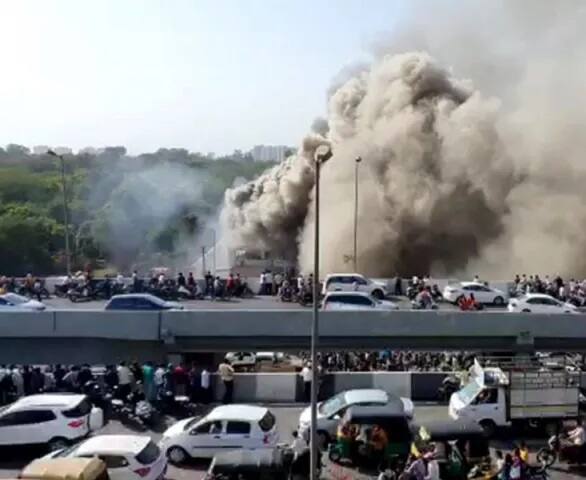 ਕਈ ਬੱਚਿਆਂ ਨੇ ਪੌੜੀ ਫੜਨ ਦੀ ਕੋਸ਼ਿਸ਼ ਕੀਤੀ, ਪਰ ਇਸ ਚੱਕਰ ਵਿੱਚ ਉਹ ਹੇਠਾਂ ਆ ਡਿੱਗੇ। ਇਸ ਹਾਦਸੇ ਦੇ ਬਾਅਦ ਬਦਇੰਤਜ਼ਾਮੀ ਨੂੰ ਦੇਖਦਿਆਂ ਗੁਜਰਾਤ ਸਰਕਾਰ 'ਤੇ ਵੀ ਕਈ ਸਵਾਲ ਉੱਠ ਰਹੇ ਹਨ।