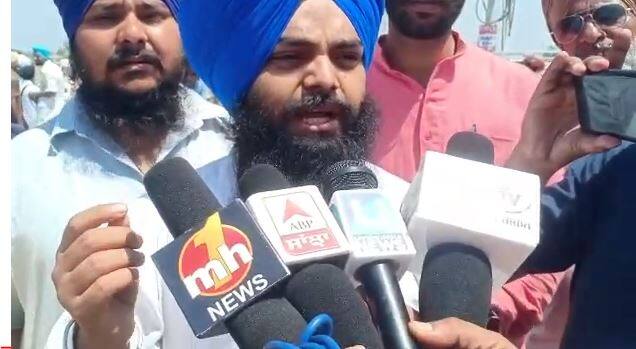 ਯੂਨਾਈਟਿਡ ਸਿੱਖ ਸੰਸਥਾ ਦੇ ਆਗੂ ਜਸਵਿੰਦਰ ਸਿੰਘ ਤੇ ਸਤਿਕਾਰ ਕਮੇਟੀ ਦੇ ਆਗੂ ਇੰਦਰਜੀਤ ਸਿੰਘ ਨੇ ਦੱਸਿਆ ਕਿ ਸ਼੍ਰੋਮਣੀ ਕਮੇਟੀ ਨੇ ਗ੍ਰੰਥੀ ਸਿੰਘ ਨਾਲ ਬਦਸਲੂਕੀ ਕੀਤੀ ਤੇ ਗ੍ਰੰਥੀ ਨੂੰ ਸਿਰਫ 1300 ਰੁਪਏ ਮਹੀਨੇ ਦੀ ਤਨਖਾਹ ਦਿੱਤੀ ਜਾਂਦੀ ਸੀ। ਉਨ੍ਹਾਂ ਕਿਹਾ ਕਿ ਕਮੇਟੀ ਨੇ ਗ੍ਰੰਥੀ ਸਿੰਘ ਨੂੰ ਬਿਨਾਂ ਗਲਤੀ ਤੋਂ ਸੇਵਾ ਮੁਕਤ ਕਰਕੇ ਗੁਰਦੁਆਰਾ ਸਾਹਿਬ ਤੋਂ ਕੱਢ ਦਿੱਤਾ।