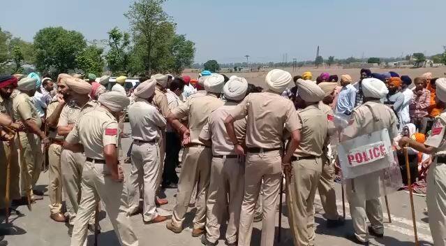 ਸੜਕ ਜਾਮ ਕਰਨ ਦੇ ਨਾਲ-ਨਾਲ ਲੋਕਾਂ ਨੇ ਸ਼੍ਰੋਮਣੀ ਕਮੇਟੀ ਤੇ ਪ੍ਰਧਾਨ ਲੌਂਗੋਵਾਲ ਖ਼ਿਲਾਫ਼ ਖੂਬ ਭੜਾਸ ਕੱਢੀ।