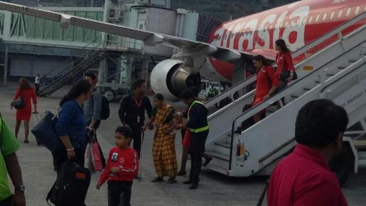 Birds collide with AirAsia plane at Ranchi airport, flight canceled, all passengers safe ਰਾਂਚੀ ਏਅਰਪੋਰਟ 'ਤੇ ਏਅਰ ਏਸ਼ੀਆ ਦੇ ਜਹਾਜ਼ ਨਾਲ ਟਕਰਾਇਆ ਪੰਛੀ, ਰੋਕਣੀ ਪਈ ਫਲਾਈਟ, ਸਾਰੇ ਯਾਤਰੀ ਸੁਰੱਖਿਅਤ