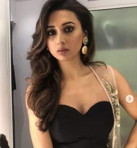 ਲੋਕ ਸਭਾ ਦੀ ਇਹ ਸੀਟ ਹਾਈ ਪ੍ਰੋਫਾਈਲ ਰਹੀ ਜਿੱਥੇ ਪਹਿਲਾਂ ਸੀਪੀਐਮ ਦੇ ਕੱਦਾਵਰ ਨੇਤਾ ਸੋਮਨਾਥ ਚੈਟਰਜੀ ਸੰਸਦ ਮੈਂਬਰ ਹੁੰਦੇ ਸੀ। ਬਾਅਦ ‘ਚ ਕਾਂਗਰਸ ਦੀ ਮਮਤਾ 1984’ਚ ਇੱਥੋਂ ਸੰਸਦ ਬਣੀ ਤੇ ਹੁਣ ਇਹ ਜ਼ਿੰਮੇਦਾਰੀ ਮਿਮੀ ਚੱਕਰਵਤਰੀ ਦੇ ਮੋਢਿਆਂ ‘ਤੇ ਹੈ।