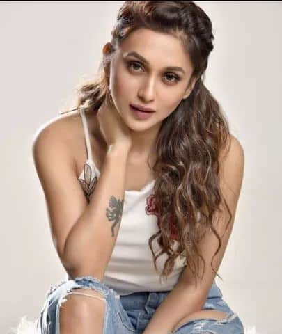 ਮਿਮੀ ਚੱਕਰਵਰਤੀ ਦਸ ਦਾਲਾਂ ਤਕ ਟੀਵੀ ਤੇ ਬੰਗਾਲੀ ਸਿਨੇਮਾ ‘ਚ ਕਈ ਦਮਦਾਰ ਕਿਰਦਾਰ ਨਿਭਾਅ ਚੁੱਕੀ ਹੈ। ਮਿਮੀ ਬੰਗਾਲੀ ਅਦਾਕਾਰਾ ਹੈ ਤੇ ਉਸ ਨੇ ਜ਼ਿਆਦਾ ਕੰਮ ਬੰਗਾਲੀ ਸਿਨੇਮਾ ‘ਚ ਹੀ ਕੀਤਾ ਹੈ।