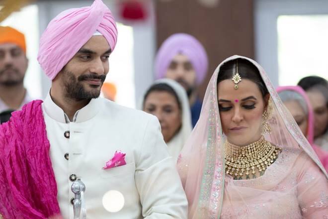 ਬੀਤੇ ਸਾਲ ਬਾਲੀਵੁੱਡ ਐਕਟਰਸ ਨੇਹਾ ਧੂਪੀਆ ਨੇ ਜਲਦਬਾਜ਼ੀ ‘ਚ ਪ੍ਰਾਈਵੇਟ ਸੈਰੇਮਨੀ ਕਰ ਆਪਣੇ ਬੁਆਏਫ੍ਰੈਂਡ ਅੰਗਦ ਬੇਦੀ ਨਾਲ ਵਿਆਹ ਕੀਤਾ ਸੀ। ਇਸ ਤੋਂ ਕੁਝ ਮਹੀਨਿਆਂ ਬਾਅਦ ਹੀ ਨੇਹਾ ਦਾ ਬੇਬੀ ਬੰਪ ਨਜ਼ਰ ਆਉਣ ਲੱਗਿਆ। ਉਸ ਨੇ ਮੰਨ ਲਿਆ ਕਿ ਉਹ ਵਿਆਹ ਤੋਂ ਪਹਿਲਾਂ ਪ੍ਰੈਗਨੈਂਟ ਸੀ।