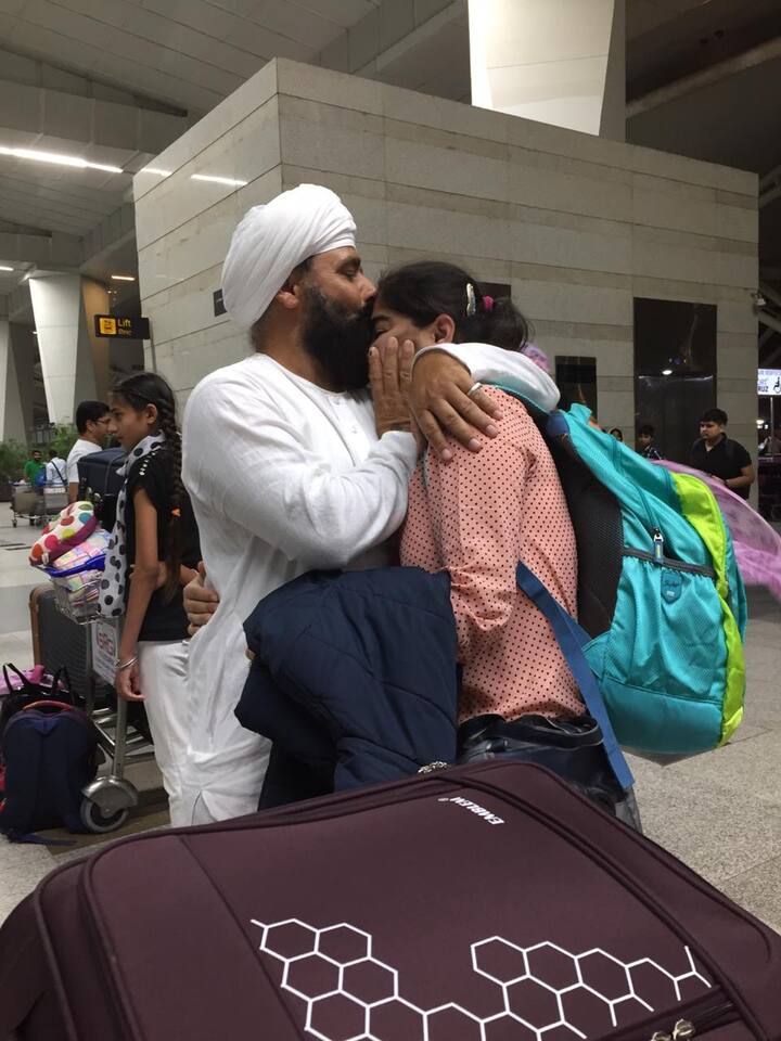 ਉਸ ਨੂੰ ਕੈਨੇਡਾ ਦੇ ਜਹਾਜ਼ 'ਤੇ ਚੜ੍ਹਾਉਣ ਤੋਂ ਬਾਅਦ ਕਰੀਬ ਦੋ ਵਜੇ ਗੁਰਮੁੱਖ ਸਿੰਘ ਆਪਣੇ ਭਰਾ ਜਸਕਰਨ ਸਿੰਘ ਤੇ ਹੋਣ ਪਰਿਵਾਰਕ ਮੈਂਬਰਾਂ ਸਮੇਤ ਵਾਪਸ ਪਰਤ ਰਿਹਾ ਸੀ। ਵਾਪਸੀ ਦੌਰਾਨ ਉਸ ਦੀ ਕਾਰ ਸੜਕ ‘ਤੇ ਖੜ੍ਹੇ ਡੰਪਰ ਨਾਲ ਟਕਰਾ ਗਈ।