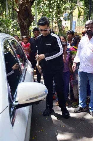 ਬਾਲੀਵੁੱਡ ਦੇ ਫੇਮਸ ਡਾਇਰੈਕਟਰ ਕਰਨ ਜੌਹਰ ਨੂੰ ਅਜੇ ਦੇਵਗਨ ਦੇ ਘਰ ਬਾਹਰ ਵੇਖਿਆ ਗਿਆ।