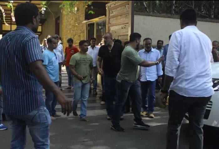 ਬਾਲੀਵੁੱਡ ਦੇ ਕਈ ਸਟਾਰਸ ਅਜੇ ਦੇਵਗਨ ਦੇ ਚੰਗੇ ਦੋਸਤ ਹਨ ਤੇ ਉਹ ਖ਼ਬਰ ਮਿਲਦੇ ਹੀ ਅਜੇ ਨੂੰ ਹੌਸਲਾ ਦੇਣ ਪਹੁੰਚ ਗਏ।