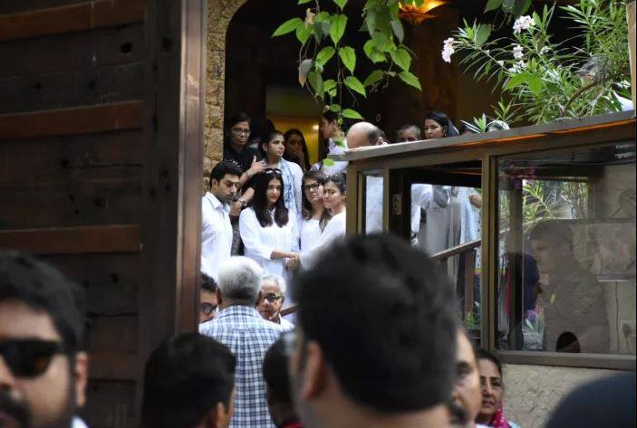 ਬਿੱਗ ਬੀ ਦੀ ਨੂੰਹ ਐਸ਼ਵਰਿਆ ਰਾਏ ਬੱਚਨ ਕਾਜੋਲ ਨੂੰ ਚੁੱਪ ਕਰਵਾਉਂਦੀ ਨਜ਼ਰ ਆਈ।