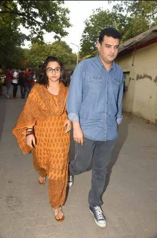 ਐਕਟਰਸ ਵਿਦਿਆ ਬਾਲਨ ਨੇ ਅਜੇ ਦੇਵਗਨ ਨਾਲ ਕੰਮ ਕੀਤਾ ਤੇ ਉਹ ਇਸ ਦੁਖ ਦੀ ਘੜੀ ‘ਚ ਆਪਣੇ ਪਤੀ ਸਿਧਾਰਥ ਰਾਏ ਕਪੂਰ ਨਾਲ ਪਹੁੰਚੀ।