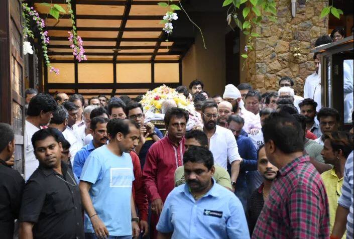 ਵੀਰੂ ਦੇਵਗਨ ਪ੍ਰਸਿੱਧ ਸਟੰਟ ਡਾਇਰੈਕਟਰ ਸੀ। ਉਨ੍ਹਾਂ ਨੇ 80 ਤੋਂ ਜ਼ਿਆਦਾ ਬਾਲੀਵੁੱਡ ਫ਼ਿਲਮਾਂ ‘ਚ ਸਟੰਟ ਡਾਇਰੈਕਟ ਕੀਤੇ ਸੀ। ਇਸ ਤੋਂ ਇਲਾਵਾ ਵੀਰੂ ਨੇ ਆਪਣੇ ਬੇਟੇ ਅਜੇ ਦੇਵਗਨ ਤੇ ਅਮਿਤਾਭ ਬੱਚਨ ਦੀ 1999 ‘ਚ ਆਈ ਫ਼ਿਮਲ ‘ਹਿੰਦੁਸਤਾਨ ਕੀ ਕਸਮ’ ਡਾਇਰੈਕਟ ਵੀ ਕੀਤੀ ਸੀ। 