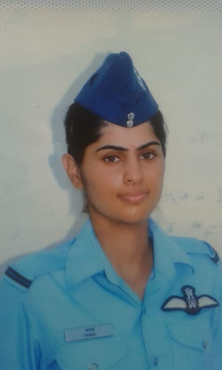 ਹੁਸ਼ਿਆਰਪੁਰ ਦੇ ਮੁਕੇਰੀਆਂ ਦੇ ਪਿੰਡ ਕਾਲਾ ਮੰਝ ਦੀ ਫਲਾਈਟ ਲੈਫਟੀਨੈਂਟ ਪਾਰੁਲ ਭਾਰਦਵਾਜ ਦੀ 20 ਜੂਨ 2015 ‘ਚ ਭਾਰਤੀ ਸੈਨਾ ‘ਚ ਭਰਤੀ ਹੋਈ ਸੀ। ਉਸ ਨੇ ਟ੍ਰੇਨਿੰਗ ਤੋਂ ਬਾਅਦ 27 ਮਈ ਨੂੰ ਹੈਲੀਕਾਪਟਰ ਐਮਆਈ-17 ਵੀ5 ‘ਚ ਸਾਥੀ ਪਾਇਲਟਾਂ ਨਾਲ ਪਹਿਲੀ ਉਡਾਣ ਭਰੀ।