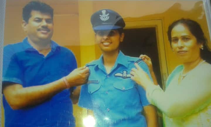 ਫਲਾਈਟ ਲੈਫਟੀਨੈਂਟ ਪਾਰੁਲ ਦੇ ਪਿਤਾ ਪ੍ਰਵੀਨ ਕੁਮਾਰ ਪੰਜਾਬ ਰੋਡਵੇਜ਼ ‘ਚ ਕੰਮ ਕਰ ਰਹੇ ਹਨ। ਉਨ੍ਹਾਂ ਨੇ ਪਾਰੁਲ ਬਾਰੇ ਦੱਸਿਆ ਕਿ ਪਾਰੁਲ ਸ਼ੁਰੂ ਤੋਂ ਹੀ ਪੜ੍ਹਾਈ ‘ਚ ਬੇਹੱਦ ਚੰਗੀ ਸੀ। ਜਦੋਂ ਉਸ ਦੀ ਭਰਤੀ ਹੋਈ ਤਾਂ ਉਸ ਨੇ ਕਿਹਾ ਸੀ ਕਿ ਉਹ ਉੱਥੇ ਵੀ ਕੁਝ ਵੱਖਰਾ ਕਰਕੇ ਦਿਖਾਵੇਗੀ।