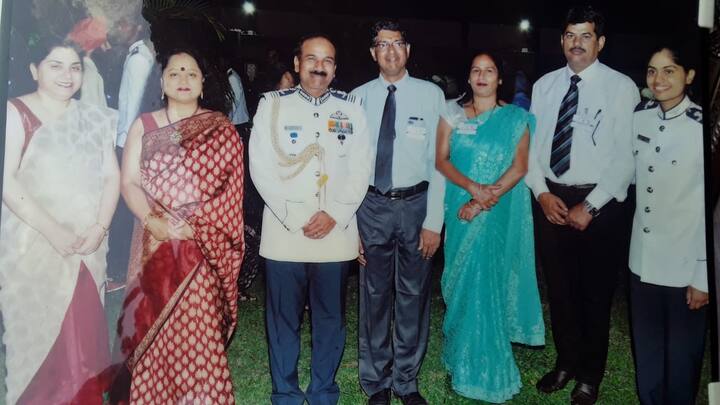 ਪਾਰੁਲ ਦੇ ਪਿਤਾ ਨੇ ਅੱਗੇ ਕਿਹਾ ਕਿ ਉਸ ਨੇ ਐਮਆਈ- 17 ਦੀ ਉਡਾਣ ਨਾਲ ਪਹਿਲੀ ਮਹਿਲਾ ਪਾਇਲਟ ਦਾ ਖਿਤਾਬ ਆਪਣੇ ਨਾਂ ਕੀਤਾ ਹੈ। ਇਸ ਕਾਰਨ ਸਾਰੇ ਪਰਿਵਾਰ ਨੂੰ ਉਸ ‘ਤੇ ਮਾਣ ਹੈ।