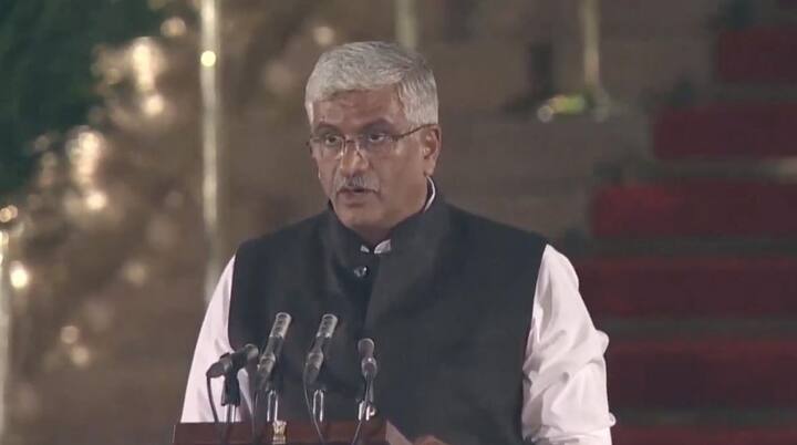 ਪਿਛਲੀ ਸਰਕਾਰ ਵਿੱਚ ਖੇਤੀ ਰਾਜ ਮੰਤਰੀ ਗਜੇਂਦਰ ਸਿੰਘ ਸ਼ੇਖਾਵਤ ਇਸ ਵਾਰ ਮੋਦੀ ਕੈਬਨਿਟ ਵਿੱਚ ਕੇਂਦਰੀ ਮੰਤਰੀ ਹਨ। ਉਨ੍ਹਾਂ ਵੀ ਅੱਜ ਆਪਣੇ ਅਹੁਦੇ ਤੇ ਜਾਣਕਾਰੀ ਗੁਪਤ ਰੱਖਣ ਦੀ ਸਹੁੰ ਵੀ ਚੁੱਕੀ।