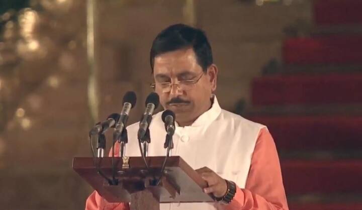 ਲਗਾਤਾਰ ਚਾਰ ਵਾਰ ਐਮਪੀ ਰਹਿ ਚੁੱਕੇ ਪ੍ਰਹਿਲਾਦ ਜੋਸ਼ੀ ਨੇ ਕੇਂਦਰੀ ਕੈਬਨਿਟ ਮੰਤਰੀ ਵਜੋਂ ਸਹੁੰ ਚੁੱਕ ਲਈ ਹੈ। ਉਹ ਕਰਨਾਟਕ ਦੇ ਧਾਰਵਾਡ ਤੋਂ ਲੋਕ ਸਭਾ ਚੋਣ ਜਿੱਤ ਕੇ ਸੰਸਦ ਵਿੱਚ ਪਹੁੰਚੇ ਹਨ।