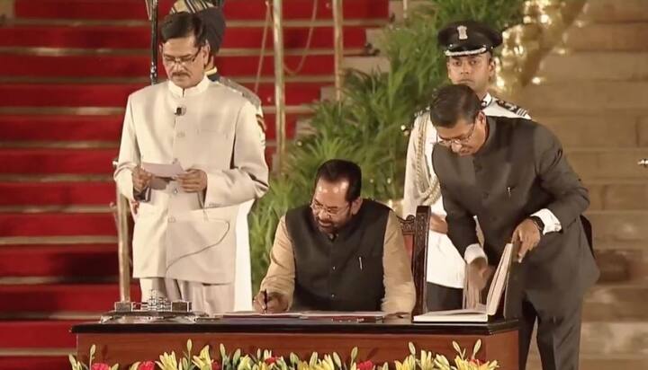 ਮੁਖ਼ਤਾਰ ਅੱਬਾਸ ਨਕਵੀ ਰਾਜ ਸਭਾ ਮੈਂਬਰ ਦੇ ਨਾਲ-ਨਾਲ ਕੇਂਦਰੀ ਕੈਬਨਿਟ ਵਿੱਚ ਸ਼ਾਮਲ ਰਹਿਣਗੇ। ਉਹ ਪਿਛਲੀ ਸਰਕਾਰ ਵਿੱਚ ਘੱਟ ਗਿਣਤੀਆਂ ਬਾਰੇ ਮੰਤਰੀ ਸਨ।