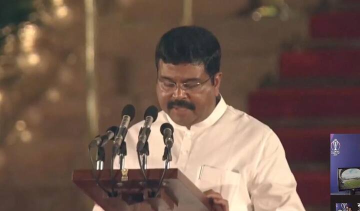 ਓੜੀਸ਼ਾ 'ਚ ਭਾਜਪਾ ਦੇ ਵੱਡੇ ਲੀਡਰ ਧਰਮੇਂਦਰ ਪ੍ਰਧਾਨ ਨੇ ਕੇਂਦਰੀ ਮੰਤਰੀ ਦੀ ਸਹੁੰ ਚੁੱਕ ਲਈ ਹੈ। ਉਹ ਪਿਛਲੀ ਸਰਕਾਰ ਵਿੱਚ ਪੈਟਰੋਲੀਅਮ ਮੰਤਰੀ ਸਨ।