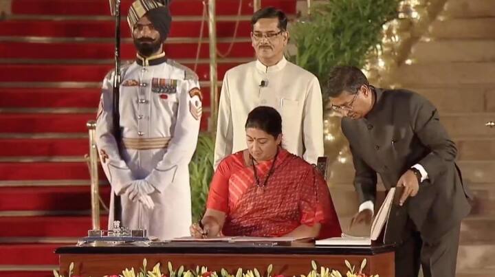 ਕਾਂਗਰਸ ਦੇ ਕੌਮੀ ਪ੍ਰਧਾਨ ਰਾਹੁਲ ਗਾਂਧੀ ਨੂੰ ਹਰਾ ਕੇ ਬੀਜੇਪੀ ਵਿੱਚ ਆਪਣਾ ਸਿਆਸੀ ਕੱਦ ਬੇਹੱਦ ਉੱਚਾ ਕਰਨ ਵਾਲੀ ਯੂਪੀ ਦੇ ਅਮੇਠੀ ਤੋਂ ਲੋਕ ਸਭਾ ਮੈਂਬਰ ਸਮ੍ਰਿਤੀ ਇਰਾਨੀ ਨੇ ਵੀ ਕੇਂਦਰੀ ਮੰਤਰੀ ਵਜੋਂ ਸਹੁੰ ਚੁੱਕ ਲਈ ਹੈ। ਇਰਾਨੀ ਪਿਛਲੀ ਸਰਕਾਰ ਵਿੱਚ ਕੱਪੜਾ ਮੰਤਰੀ ਅਤੇ ਸੂਚਨਾ ਤੇ ਪ੍ਰਸਾਰਨ ਮੰਤਰੀ ਵੀ ਰਹਿ ਚੁੱਕੀ ਹੈ।