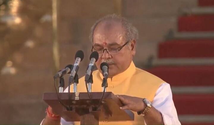 ਨਰੇਂਦਰ ਤੋਮਰ ਨੇ ਵੀ ਕੇਂਦਰੀ ਮੰਤਰੀ ਵਜੋਂ ਹਲਫ਼ ਲਿਆ। ਉਹ ਪਿਛਲੀ ਸਰਕਾਰ ਵਿੱਚ ਪੇਂਡੂ ਵਿਕਾਸ ਮੰਤਰੀ ਸਨ।