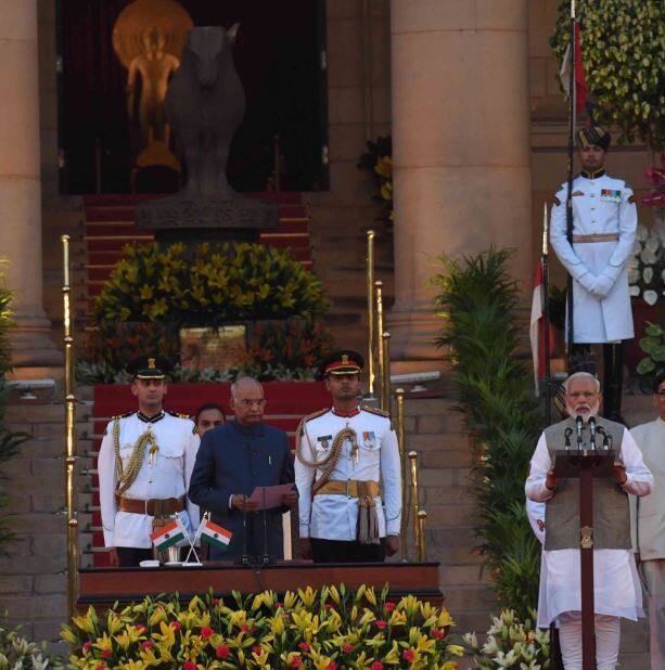 ਪ੍ਰਧਾਨ ਮੰਤਰੀ ਨਰੇਂਦਰ ਮੋਦੀ ਨੇ ਵੀਰਵਾਰ ਨੂੰ ਆਪਣੀ 58 ਮੈਂਬਰੀ ਕੈਬਨਿਟ ਨਾਲ ਸਹੁੰ ਚੁੱਕ ਲਈ ਹੈ। ਭਾਰਤ ਦੇ ਰਾਸ਼ਟਰਪਤੀ ਰਾਮਨਾਥ ਕੋਵਿੰਦ ਨੇ ਉਨ੍ਹਾਂ ਨੂੰ ਸਹੁੰ ਚੁੱਕਵਾਈ। ਮੋਦੀ ਦੀ ਵਜ਼ਾਰਤ ਵਿੱਚ ਉਨ੍ਹਾਂ ਸਮੇਤ 25 ਕੇਂਦਰੀ ਮੰਤਰੀ, 24 ਕੇਂਦਰੀ ਰਾਜ ਮੰਤਰੀ ਅਤੇ 9 ਰਾਜ ਮੰਤਰੀ (ਆਜ਼ਾਦ ਚਾਰਜ) ਸ਼ਾਮਲ ਹਨ। ਇਨ੍ਹਾਂ ਵਿੱਚੋਂ ਪੰਜਾਬ ਦੇ ਹਿੱਸੇ ਇੱਕ ਕੇਂਦਰੀ ਮੰਤਰੀ ਹਰਸਿਮਰਤ ਕੌਰ ਬਾਦਲ ਤੇ ਇੱਕ ਕੇਂਦਰੀ ਰਾਜ ਮੰਤਰੀ ਸੋਮ ਪ੍ਰਕਾਸ਼, ਆਏ ਹਨ।