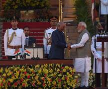 ਮੋਦੀ ਦੇ ਕੈਬਨਿਟ ਮੰਤਰੀਆਂ ਨੇ ਚੁੱਕੀ ਸਹੁੰ, 58 \'ਚੋਂ 25 ਕੇਂਦਰੀ, 25 ਕੇਂਦਰੀ ਰਾਜ ਮੰਤਰੀ ਤੇ 9 ਆਜ਼ਾਦ ਮੰਤਰੀਆਂ ਨੇ ਲਿਆ ਹਲਫ਼