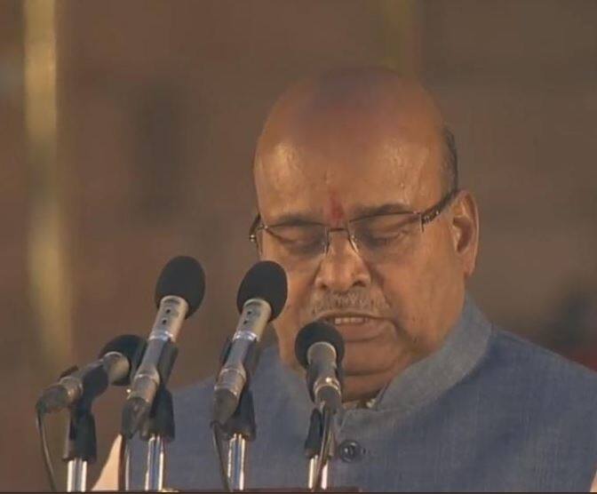 ਬੀਜੇਪੀ ਦੇ ਵੱਡੇ ਦਲਿਤ ਚਿਹਰੇ ਤੇ ਪੰਜ ਵਾਰ ਲੋਕ ਸਭਾ ਮੈਂਬਰ ਰਹਿਣ ਵਾਲੇ ਥਾਵਰ ਚੰਦ ਗਹਿਲੋਤ ਨੇ ਕੇਂਦਰੀ ਮੰਤਰੀ ਵਜੋਂ ਹਲਫ਼ ਲਿਆ। ਉਹ ਪਿਛਲੀ ਸਰਕਾਰ ਵਿੱਚ ਸਮਾਜਿਕ ਨਿਆਂ ਮੰਤਰੀ ਸਨ।