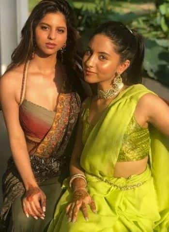 ਆਪਣੀ ਕਜ਼ਨ ਦੇ ਵਿਆਹ ‘ਚ ਡਾਰਕ ਗ੍ਰੀਨ ਕੱਲਰ ਸਾੜੀ ਤੇ ਹੱਥਾਂ ‘ਚ ਮਹਿੰਦੀ ਲਾ ਕੇ ਸੁਹਾਨਾ ਦਾ ਰਵਾਇਤੀ ਰੂਪ ਫੈਨਸ ਨੂੰ ਖੂਬ ਪਸੰਦ ਆ ਰਿਹਾ ਹੈ।