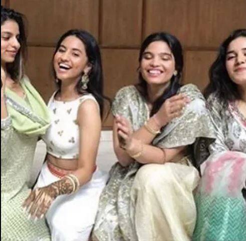 ਇਸ ਲੁੱਕ ‘ਚ ਸੁਹਾਨਾ ਨੇ ਬੇਹੱਦ ਘੱਟ ਮੇਕਅੱਪ ਕੀਤਾ ਸੀ। ਆਪਣੀ ਲੁੱਕ ਨਾਲ ਸੁਹਾਨਾ ਨੇ ਚੁੰਨੀ ਨੂੰ ਇੱਕ ਪਾਸੇ ਲਿਆ ਤੇ ਵਾਲਾਂ ਨੂੰ ਖੁੱਲ੍ਹਾ ਰਹਿਣ ਦਿੱਤਾ।