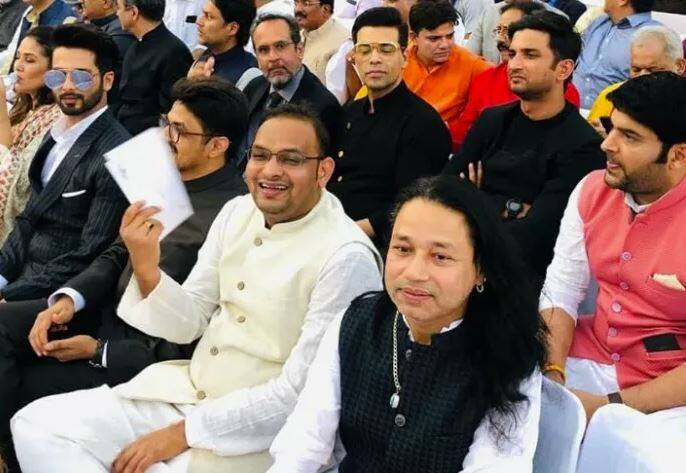 ਇਸ ਤਸਵੀਰ ‘ਚ ਸਿੰਗਰ ਕੈਲਾਸ਼ ਖੇਰ, ਕਰਨ ਜੌਹਰ ਤੇ ਕਈ ਹੋਰ ਫ਼ਿਲਮੀ ਸਟਰਾਸ ਨਜ਼ਰ ਆਏ।