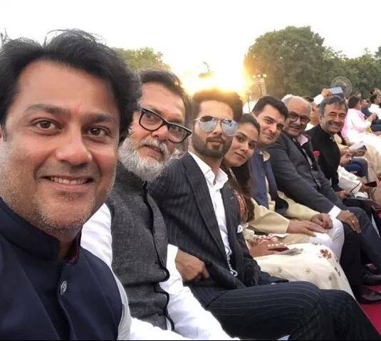 ਇਸ ਤਸਵੀਰ ‘ਚ ਡਾਇਰੈਕਟਰ ਅਭਿਸ਼ੇਕ ਕਪੂਰ, ਰਾਕੇਸ਼ ਓਮ ਪ੍ਰਕਾਸ਼ ਮਹਿਰਾ, ਸ਼ਾਹਿਦ ਕਪੂਰ, ਮੀਰਾ ਰਾਜਪੂਤ ਤੇ ਬੋਨੀ ਕਪੂਰ ਨਜ਼ਰ ਆਏ।