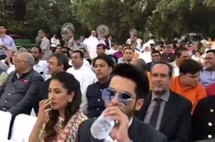 ਇਸ ਦੌਰਾਨ ਸ਼ਾਹਿਦ ਕਪੂਰ ਤੇ ਮੀਰਾ ਗਰਮੀ ਤੋਂ ਬੇਹਾਲ ਨਜ਼ਰ ਆਏ। ਜਿੱਥੇ ਸ਼ਾਹਿਦ ਨੇ ਵਾਰ-ਵਾਰ ਪਾਣੀ ਪੀਤਾ ਮੀਰਾ ਵੀ ਵਾਰ-ਵਾਰ ਪਸੀਨਾ ਸਾਫ਼ ਕਰਦੀ ਨਜ਼ਰ ਆਈ।