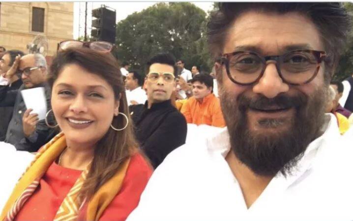 ਇਸ ਖਾਸ ਮੌਕੇ ਡਾਇਰੈਕਟਰ ਵਿਵੇਕ ਅਗਨੀਹੋਤਰੀ ਆਪਣੀ ਪਤਨੀ ਐਕਟਰਸ ਪੱਲਵੀ ਜੋਸ਼ੀ ਨਾਲ ਨਜ਼ਰ ਆਈ।