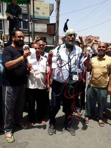 ਬਿਜਲੀ ਦਰਾਂ ਦੇ ਵਾਧੇ ਖ਼ਿਲਾਫ਼ ਲੋਕਾਂ ਦਾ ਅਨੋਖਾ ਪ੍ਰਦਰਸ਼ਨ, ਸਰੀਰ \'ਤੇ ਲਪੇਟੀਆਂ ਤਾਰਾਂ ਤੇ ਲਾਏ ਮੀਟਰ