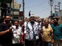 ਬਿਜਲੀ ਦਰਾਂ ਦੇ ਵਾਧੇ ਖ਼ਿਲਾਫ਼ ਲੋਕਾਂ ਦਾ ਅਨੋਖਾ ਪ੍ਰਦਰਸ਼ਨ, ਸਰੀਰ \'ਤੇ ਲਪੇਟੀਆਂ ਤਾਰਾਂ ਤੇ ਲਾਏ ਮੀਟਰ