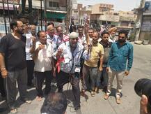 ਬਿਜਲੀ ਦਰਾਂ ਦੇ ਵਾਧੇ ਖ਼ਿਲਾਫ਼ ਲੋਕਾਂ ਦਾ ਅਨੋਖਾ ਪ੍ਰਦਰਸ਼ਨ, ਸਰੀਰ \'ਤੇ ਲਪੇਟੀਆਂ ਤਾਰਾਂ ਤੇ ਲਾਏ ਮੀਟਰ