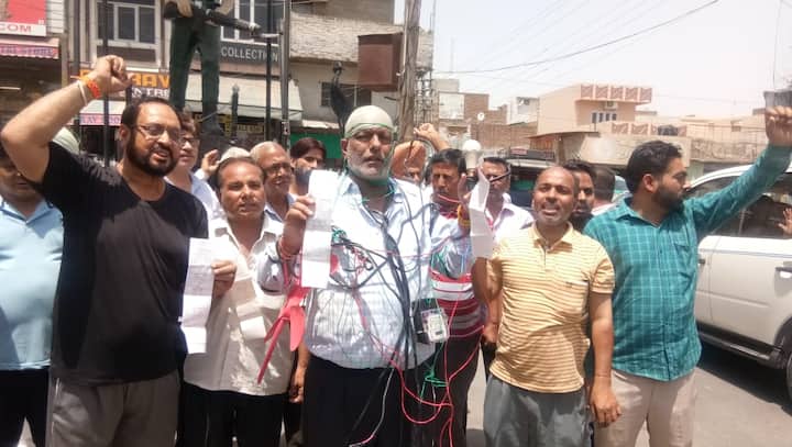 ਪੰਜਾਬ ਸਰਕਾਰ ਦੀ ਨਾਲਾਇਕੀ ਕਾਰਨ ਅੱਜ ਲੋਕ ਸੰਤਾਲੀ ਡਿਗਰੀ ਤਾਪਮਾਨ ਦੇ ਵਿੱਚ ਹੀ ਸੜਕਾਂ 'ਤੇ ਉੱਤਰ ਆਏ ਹਨ।