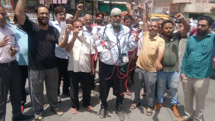 ਪ੍ਰਦਰਸ਼ਨ ਵਿੱਚ ਸ਼ਾਮਲ ਹੋਏ ਆਮ ਆਦਮੀ ਪਾਰਟੀ ਦੇ ਨੇਤਾਵਾਂ ਨੇ ਕਿਹਾ ਕਿ ਪੰਜਾਬ ਸਰਕਾਰ ਵੱਲੋਂ ਚੋਣਾਂ ਤੋਂ ਪਹਿਲੇ ਕਿੱਤੇ ਹੀ ਵਾਅਦੇ ਪੂਰੇ ਕਰੇ ਨਹੀਂ ਤਾਂ ਆਉਣ ਵਾਲੇ ਵਿਧਾਨ ਸਭਾ ਵਿੱਚ ਅਜਿਹਾ ਸਬਕ ਸਿਖਾਵਾਂਗੇ ਦਿੱਲੀ ਵਾਲੇ ਰੇਟ ਲਾਗੂ ਕਰਵਾਵਾਂਗੇ।