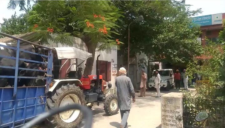 ਖੰਨਾ: ਇੱਥੋਂ ਦੇ ਐਸਡੀਐਮ ਦਫ਼ਤਰ ਵਿੱਚ ਉਸ ਸਮੇਂ ਹਫੜਾ ਦਫੜੀ ਦਾ ਮਾਹੌਲ ਬਣ ਗਿਆ, ਜਦ ਕਿਸਾਨਾਂ ਨੇ ਦਫ਼ਤਰ ਦਾ ਮੁੱਖ ਗੇਟ ਘੇਰ ਲਿਆ।