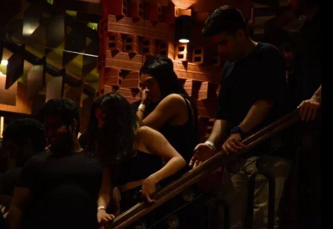 ਮੀਡੀਆ ਤੋਂ ਬਚਦੇ ਬਚਾਉਂਦੇ ਵੀ ਦੋਵੇਂ ਕੈਮਰਿਆਂ ‘ਚ ਕੈਦ ਹੋ ਗਏ। ਅਤੇ ਹੁਣ ਤਕ ਸਾਫ਼ ਨਹੀਂ ਹੋਇਆ ਕਿ ਆਖਿਰ ਅਨੰਨਿਆ ਨਾਲ ਇਹ ਮਿਸਟ੍ਰੀ ਬੁਆਏ ਕੌਣ ਸੀ।