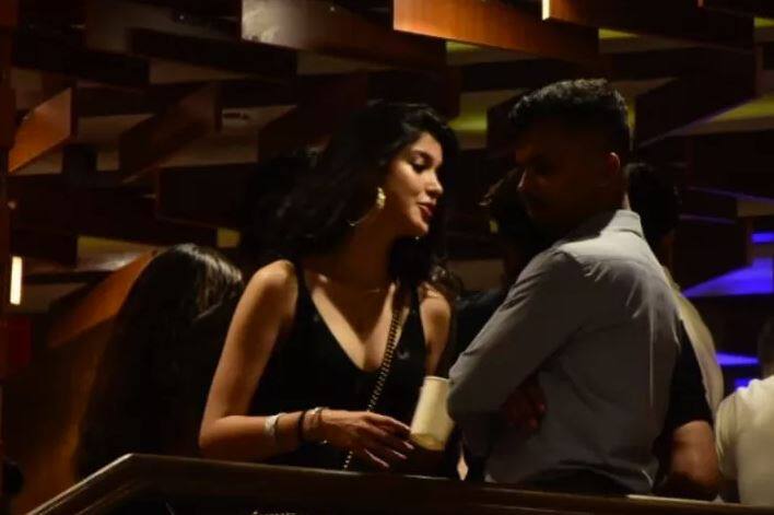 ਹਾਲ ਹੀ ‘ਚ ਅਨੰਨਿਆ ਪਾਂਡੇ ਨੇ ਕਰਨ ਜੌਹਰ ਦੀ ਫ਼ਿਲਮ ‘ਸਟੂਡੈਂਟ ਆਫ਼ ਦ ਈਅਰ-2’ ਨਾਲ ਬਾਲੀਵੁੱਡ ‘ਚ ਸ਼ਾਨਦਾਰ ਡੈਬਿਊ ਕੀਤਾ ਹੈ।