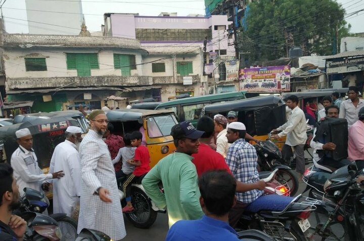 Asaduddin Owaisi turns traffic police in Hyderabad ਓਵੈਸੀ ਬਣੇ ਟਰੈਫਿਕ ਪੁਲਿਸ, ਵੀਡੀਓ ਵਾਇਰਲ